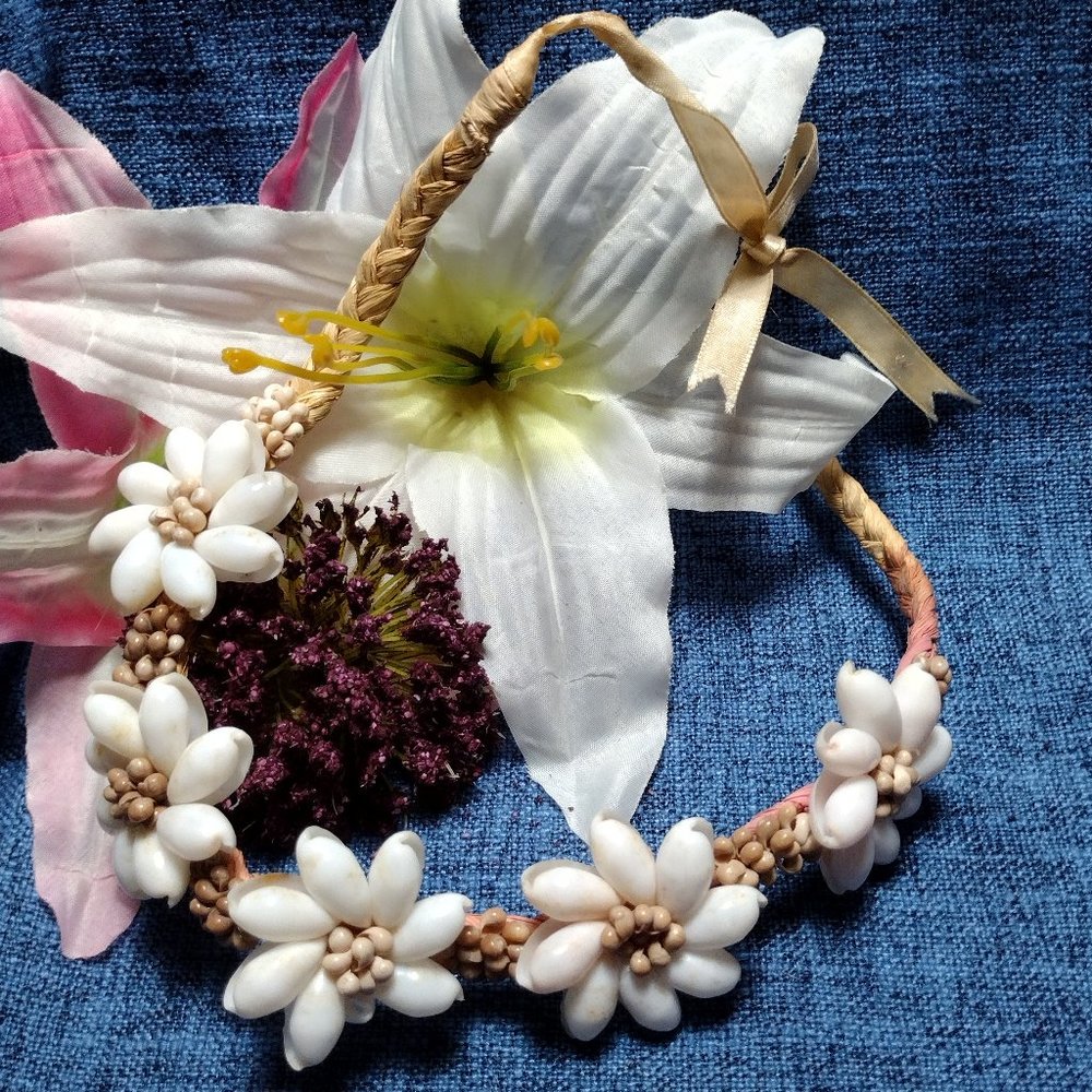 Flower Cluster Shell Choker